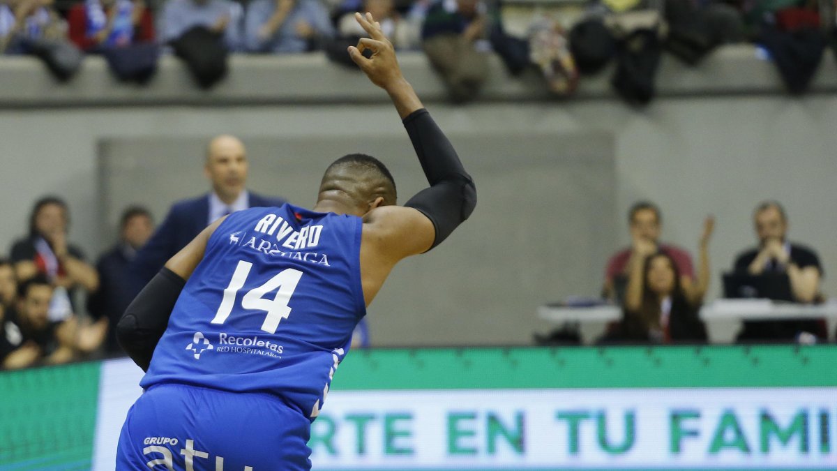 Jasiel RIvero celebra un triple con su característico gesto. SANTI OTERO
