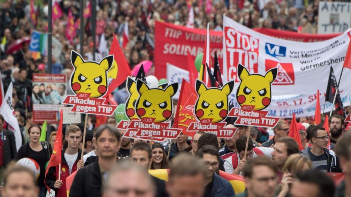 Manifestantes en Alemania contra el TTIP.-BORIS ROESSLER / AFP
