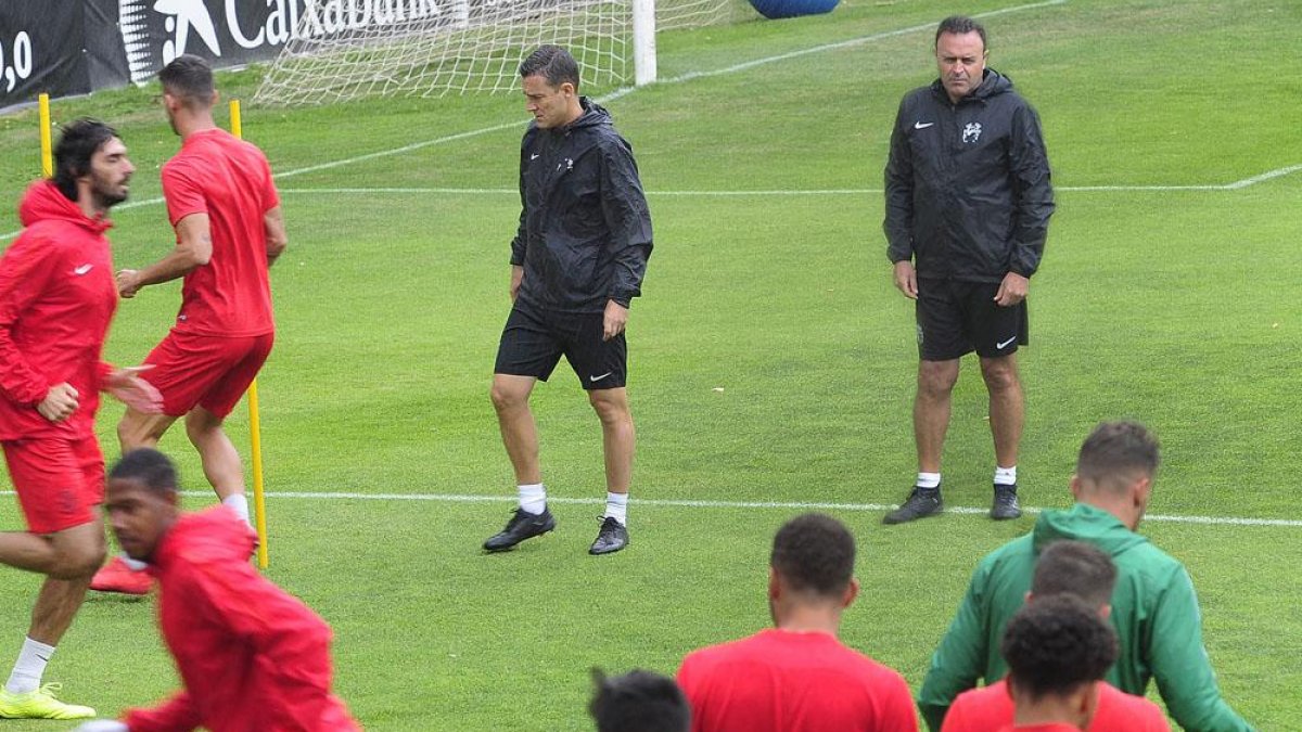 José María Salmerón, al fondo de negro, observa el entrenamiento del equipo.-ISRAEL L. MURILLO