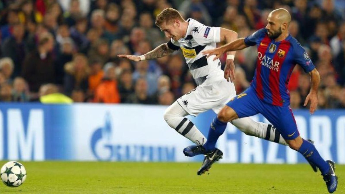 Mascherano pelea con Hahn en el Barça-Borussia del Camp Nou,-AP / FRANCISCO SECO
