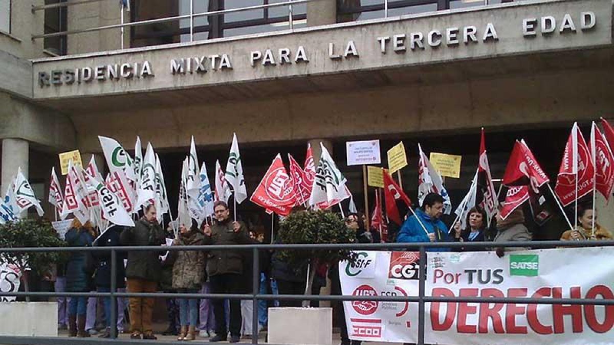 Los sindicatos presentes en el Comité de Empresa se concentraron ayer en Miranda.-ECB