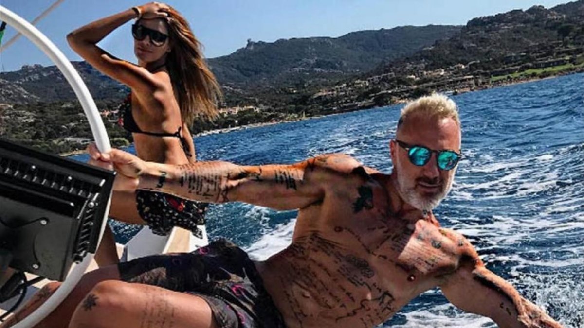 Gianluca Vacchi, con su novia colombiana, navegando por Cerdeña la semana pasada.-EL PERIÓDICO (INSTAGRAM)