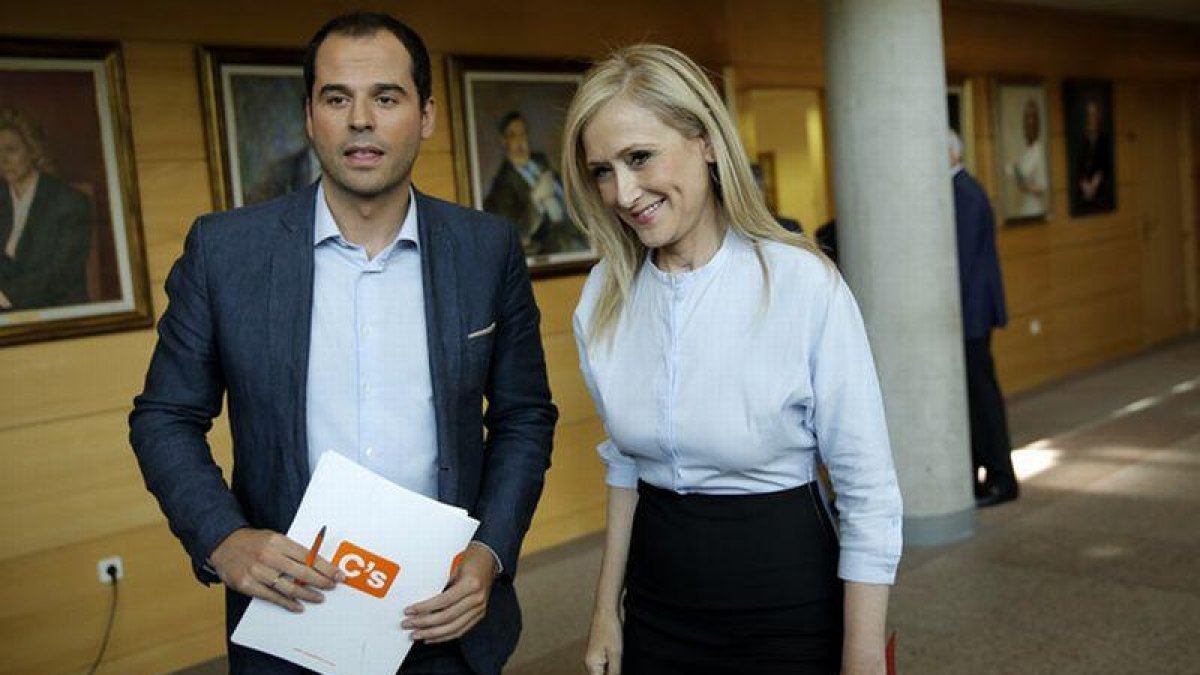 Cristina Cifuentes y Ignacio Aguado, durante la reunión que han mantenido este viernes.-JOSE LUIS ROCA