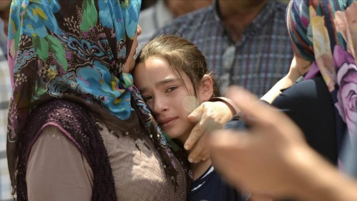 Familiares lloran la muerte de sus seres queridos mientras esperan la entrega de sus cuerpos en una morgue en Estambul.-DENIZ TOPRAK