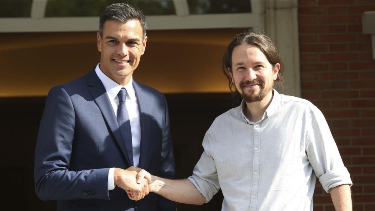 El presidente del Gobierno, Pedro Sanchez, y el secretario general de Podemos, Pablo Iglesias, en el Palacio de la Moncloa.-DAVID CASTRO