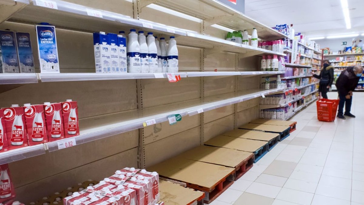 Aunque los consumidores compren leche compulsivamente, los sindicatos agrarios creen que no habrá problemas de desabastecimiento. TOMÁS ALONSO