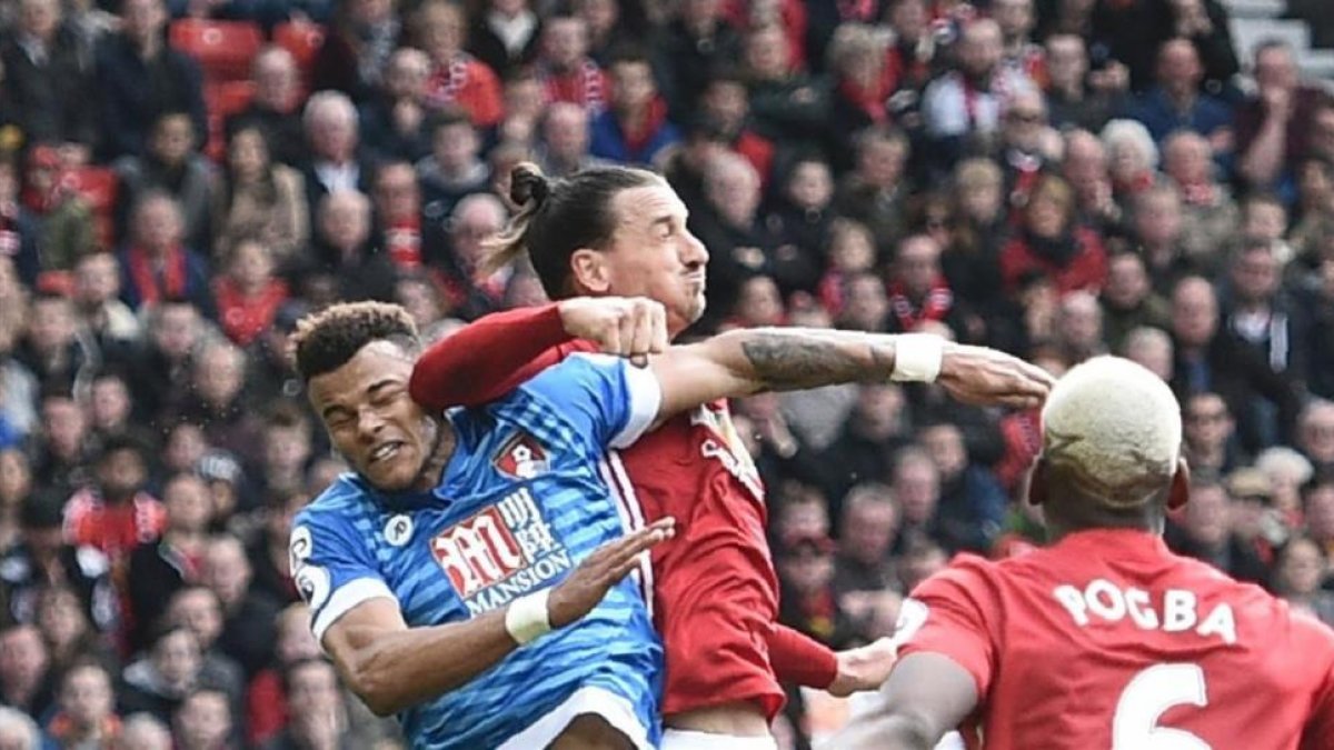 Zlatan Ibrahimovic lanza el codo contra el defensa Tyrone Mings.-OLI SCARFF