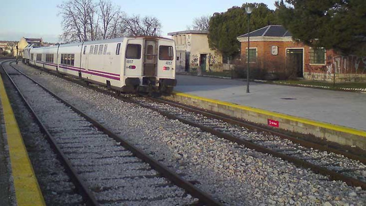 Un tren circula por la estación de tren de Aranda de Duero.-L.V.