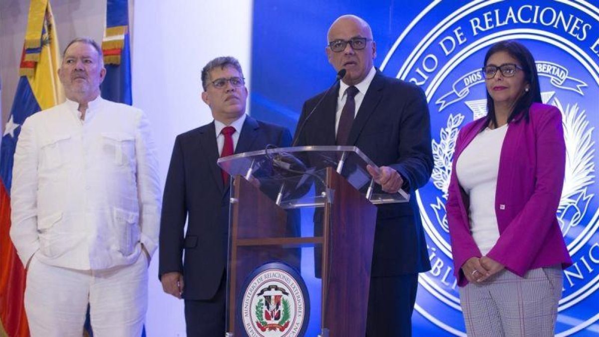 El ministro venezolano de Comunicacion y Cultura, Jorge Rodriguez, con otros miembros de la delegación del Gobierno en la negociación con la oposición en Santo Domingo.-EFE / ORLANDO BARRIA