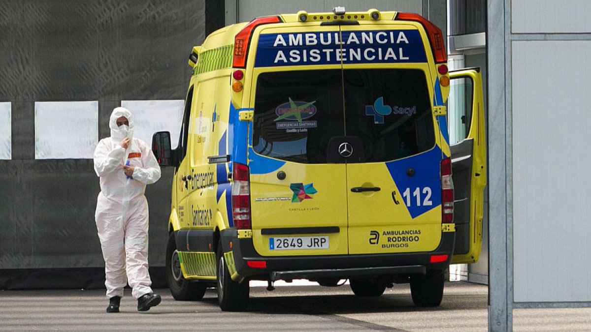 Un profesional sanitario junto a una ambulancia en el Hospital Universitario de Burgos (HUBU). TOMÁS ALONSO