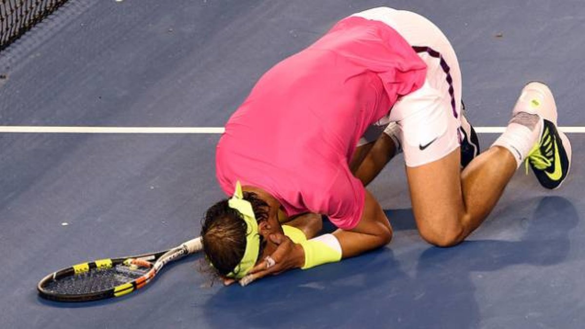 Rafael Nadal celebra su victoria ante Tim Smyczek, en seguda ronda del Abierto de Asutralia, tras más de cuatro horas de partido.-Foto: AFP / WILLIAM WEST