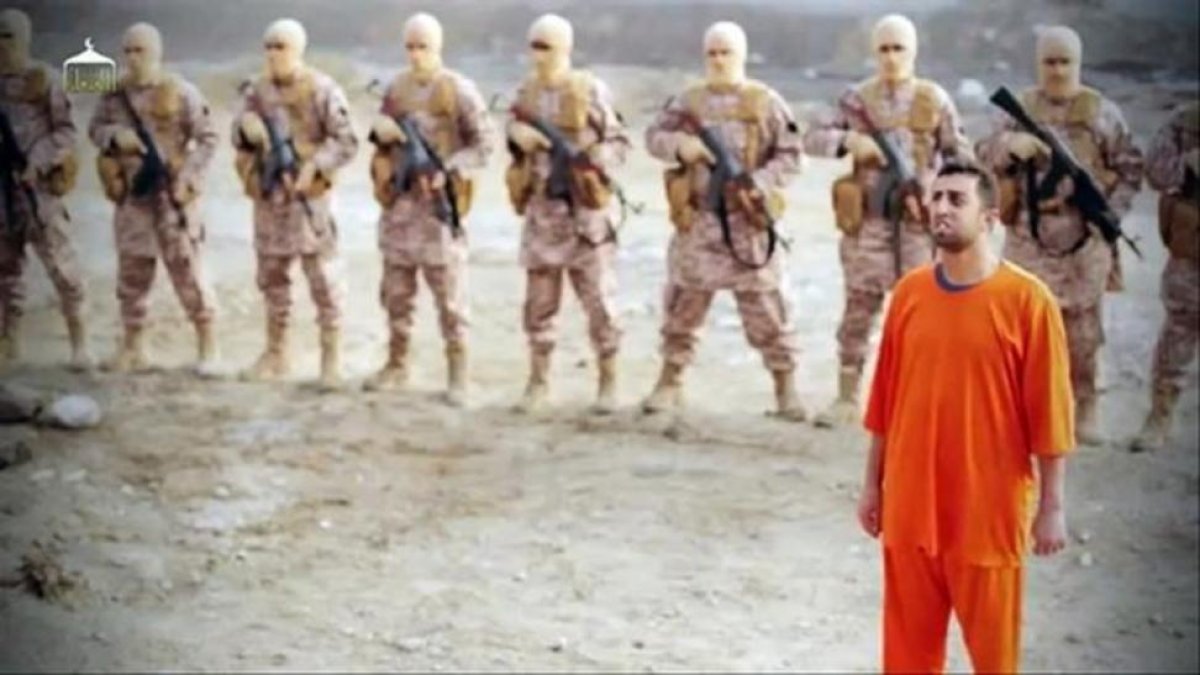 Imagen de uno de los vídeos lanzados por Estado Islámico para propagar el terror.-EL PERIÓDICO