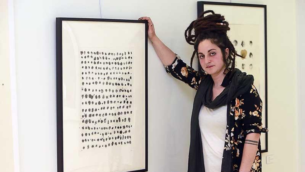 María Arce, junto a una de las obras que componen la muestra ‘Individualidad colectiva’.-Raúl Ochoa