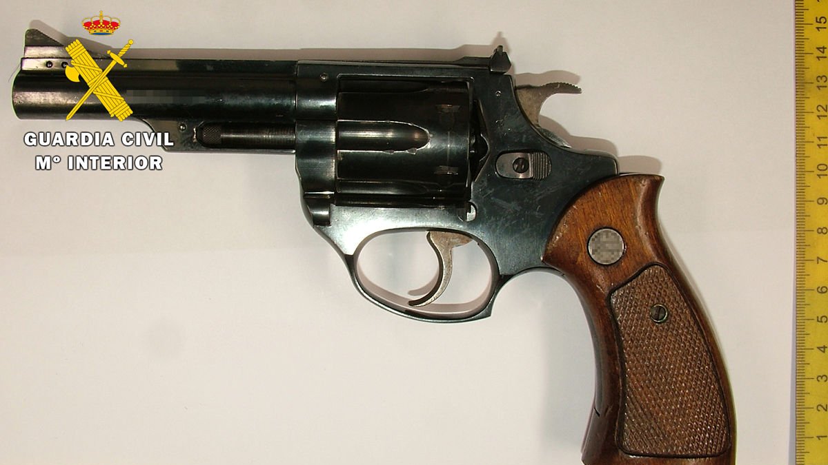El revolver estaba listo para ser disparado cuando fue incautado por la Guardia Civil. ECB