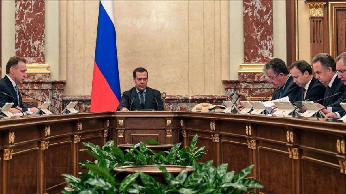 El primer ministro Dmitri Medvedev, presidiendo una reunión del Gobierno que celebró la decisión del TAS.-AFP / ALEXANDER ASTAFIEV