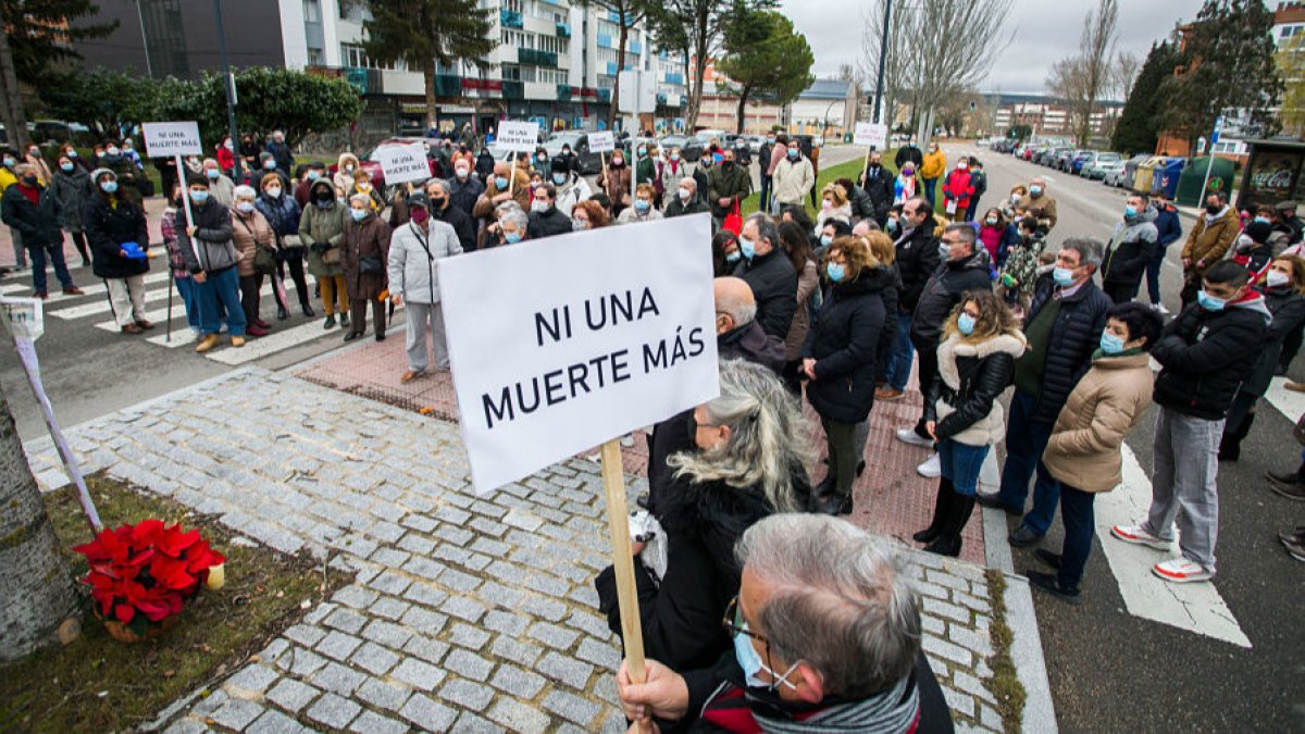Concentración de vecinos de San Cristóbal en la calle Alcalde Martín Cobos para exigir soluciones ante los atropellos. TOMÁS ALONSO