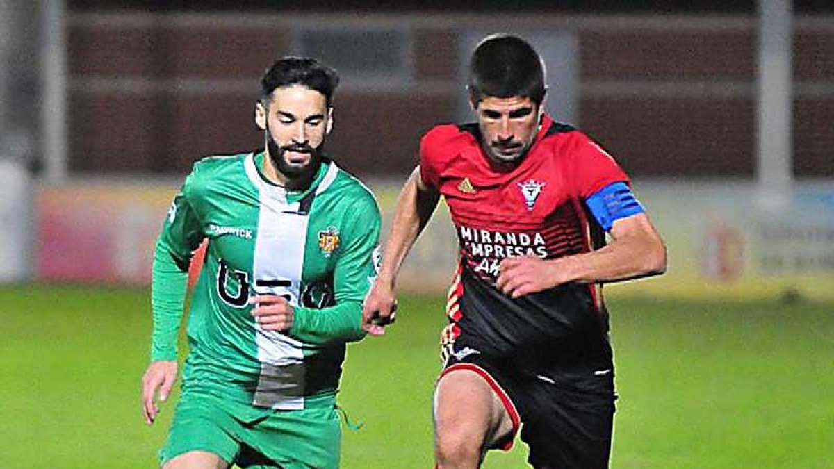 Kijera conduce un balón en el choque de Copa-Jose Esteban Egurrola