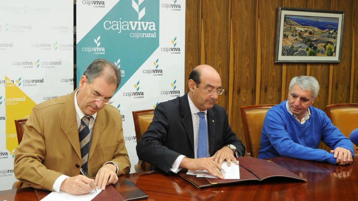 Benavente, Colino y Martínez, durante la firma del acuerdo celebrada ayer.-ISRAELL. MURILLO