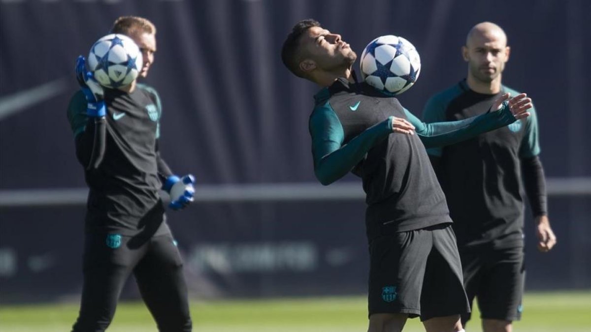 Rafinha, Mascherano y Cillessen, en un entrenamiento del Barcelona.-JORDI COTRINA