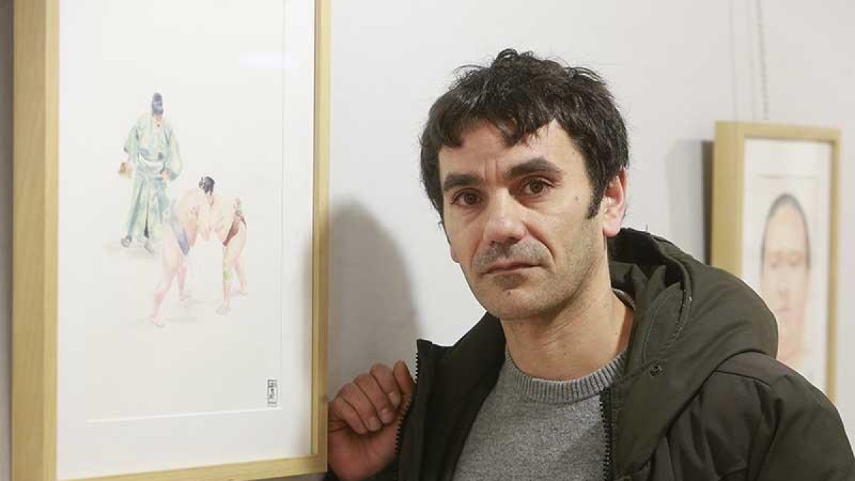 Guillermo Esteban, junto a una de las escenas de sumo incluidas en la muestra.-Raúl Ochoa