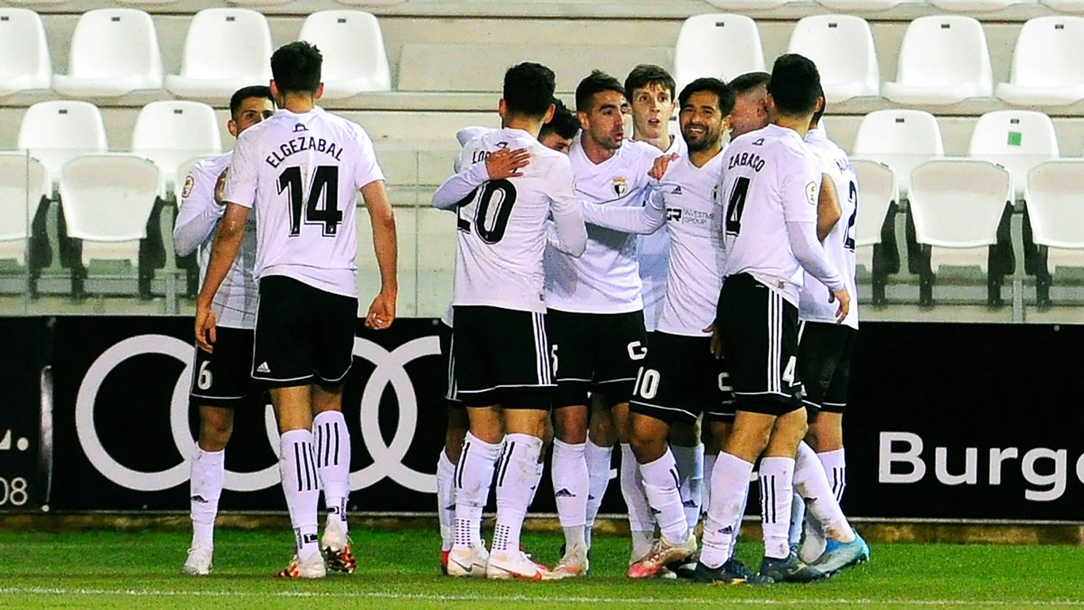 Los jugadores del Burgos CF celebran un gol. ISRAEL L. MURILLO