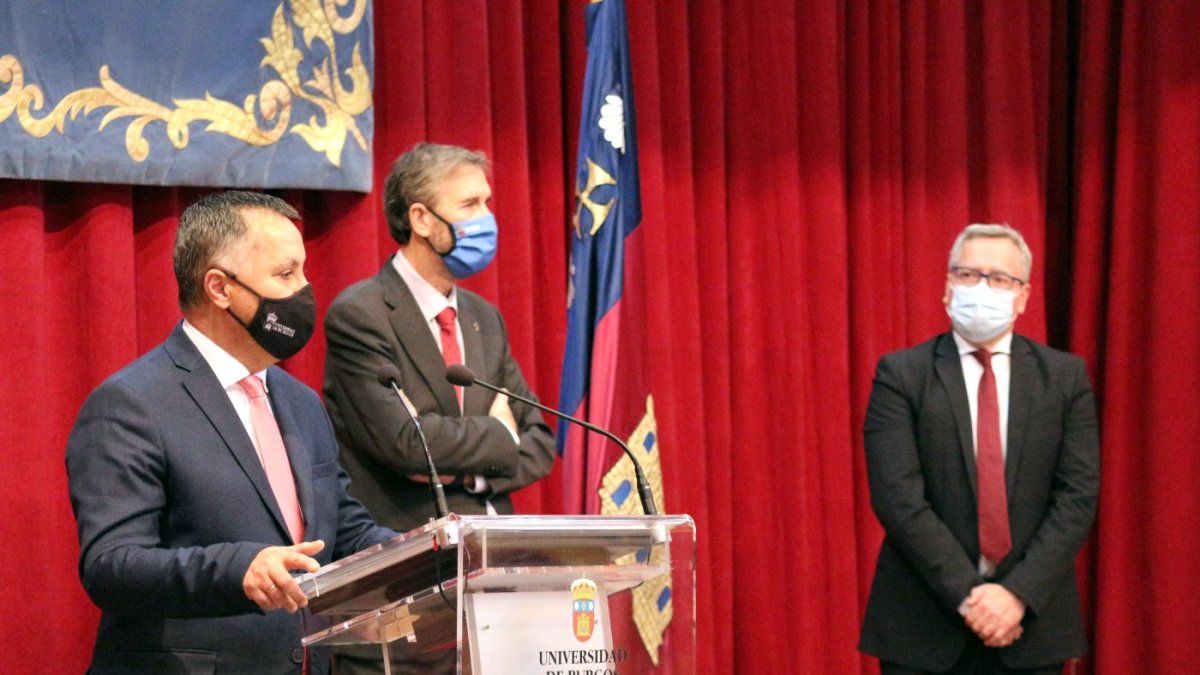 Santiago Bello durante su discurso en la toma de posesión. UBU