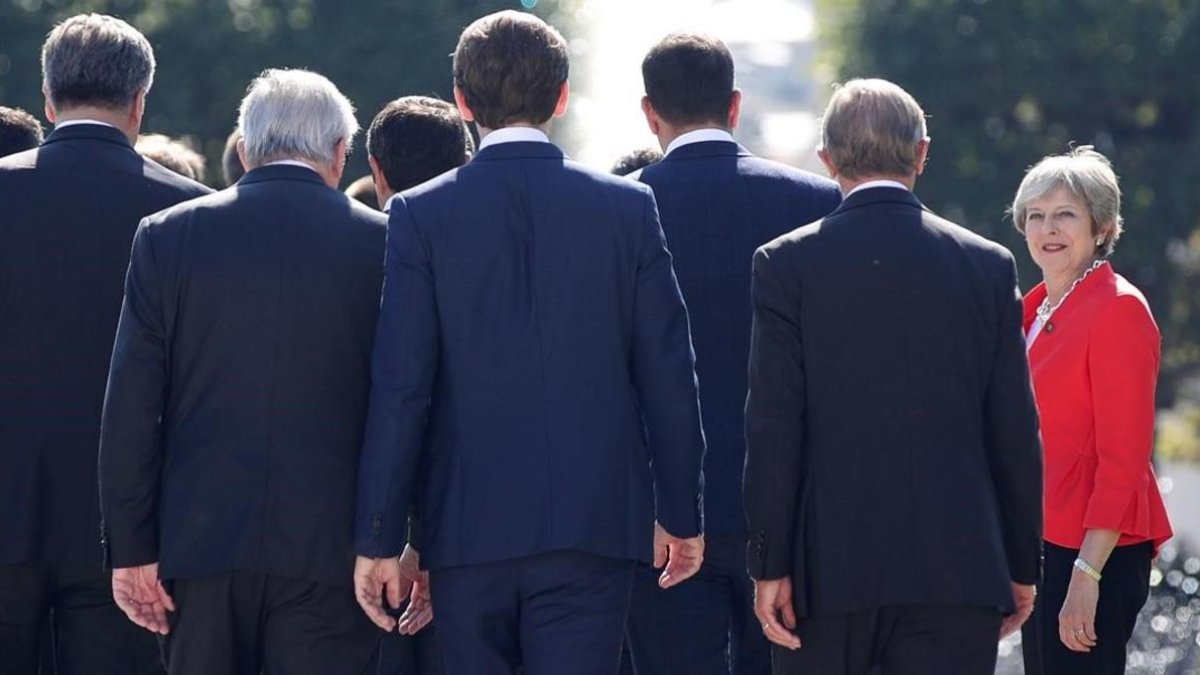 La premier británica Theresa May llega al lugar donde se realiza la foto de familia de la cumbre de la UE en Salzburgo, el 20 de septiembre del 2018.-LISI NIELSEN
