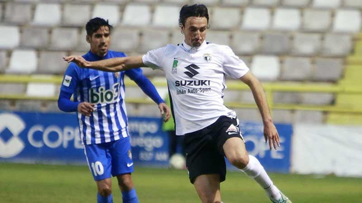 Cusidor se dispone a golpear un balón en el choque ante la Ponferradina-Raúl G. Ochoa