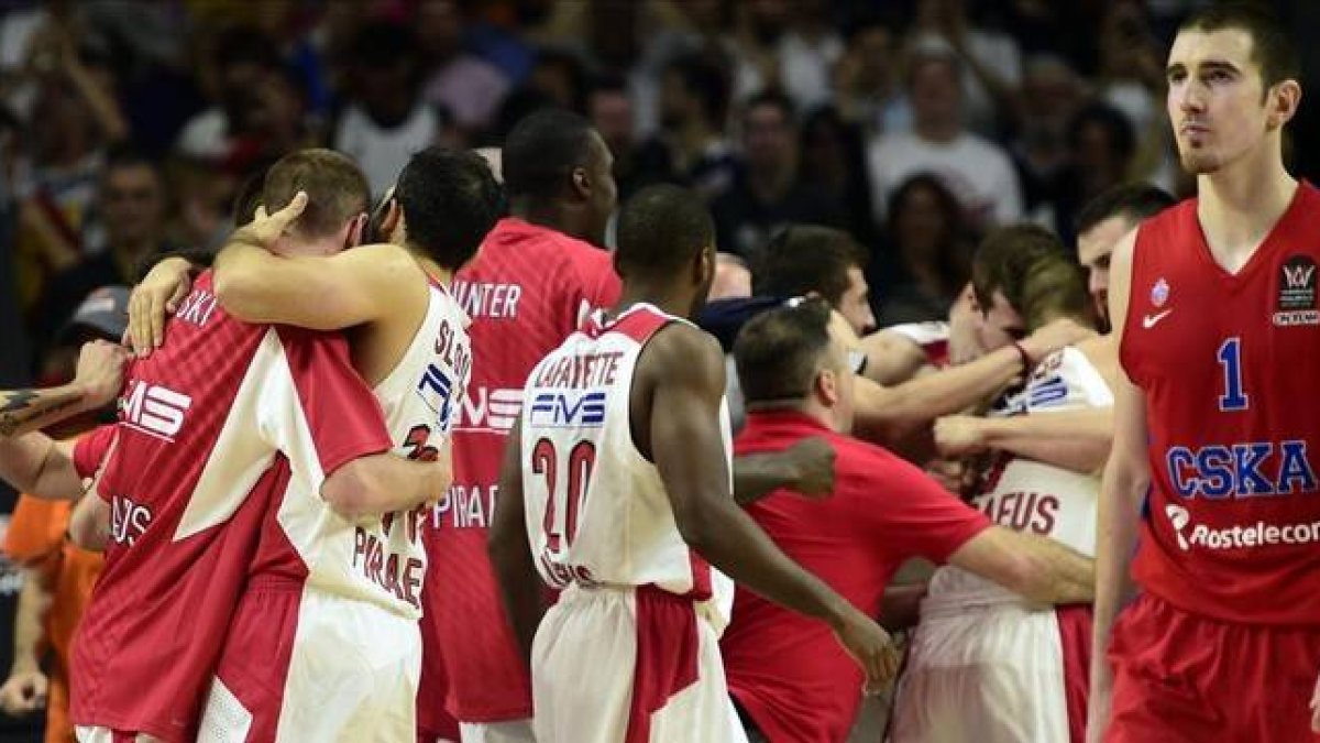 Los jugadores griegos celebran el triunfo sobre el CSKA Moscú.-Foto: AFP / JAVIER SORIANO