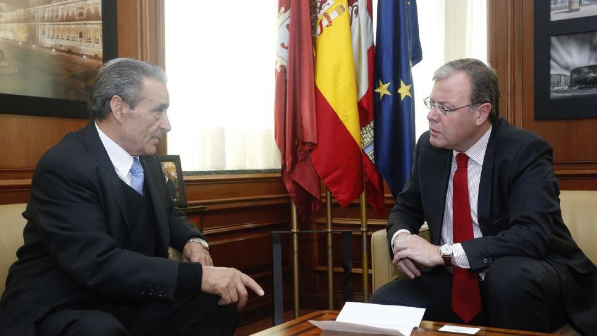 Antonio Silván, recibe al presidente de la Federación de Sociedades Castellanas y Leonesas de la República Argentina, Pedro Bello, con motivo de la celebración del centenario del Centro Región Leonesa de Ayuda Mutua de la Ciudad de Buenos Aires.-ICAL