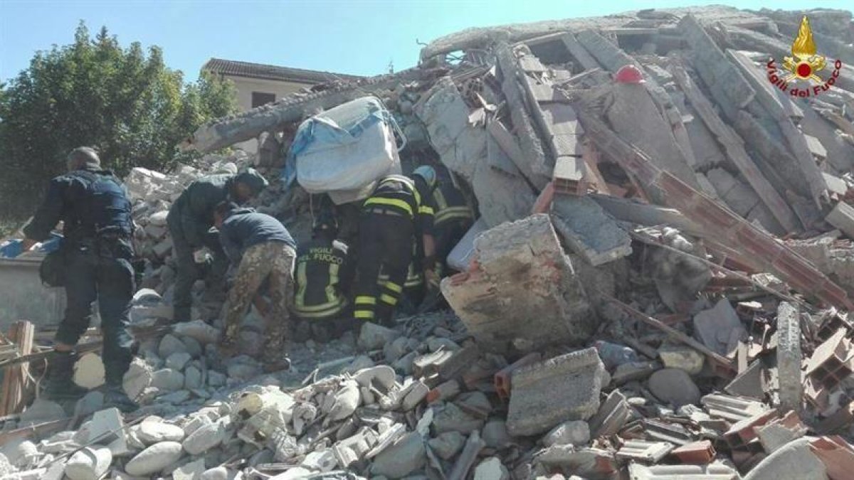 Imagen facilitada por la Brigada de Bomberos de Italia de varios bomberos mientras buscan víctima entre los escombros de un edificio derrumbado en Amatrice, en el centro de Italia, hoy.-EFE/Brigada De Bomberos De Italia FOTO CEDIDA
