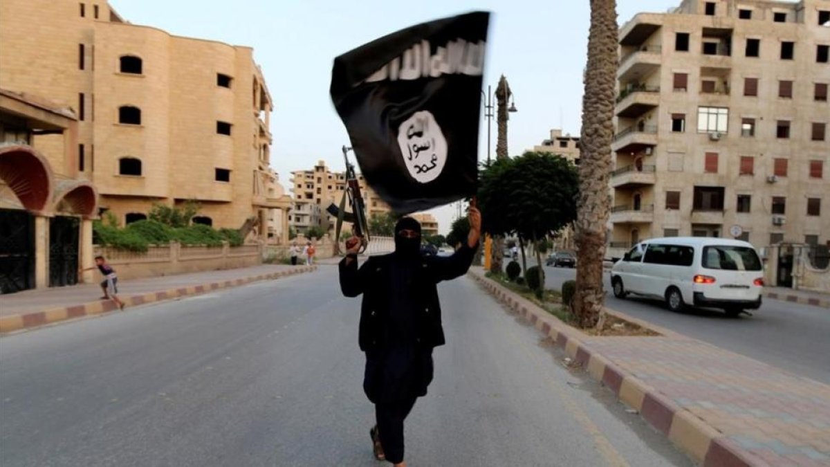 Un miembro del Estado Islámico en la ciudad siria de Raqqa en junio de 2014.-