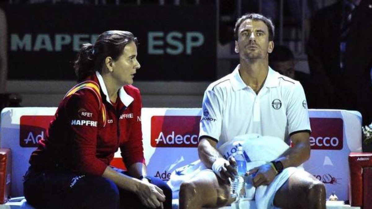 Conchita Martínez habla con Tommy Robredo en un descanso de su partido contra Andrey Rublev.-Foto: EFE / JAVIER DELGADO