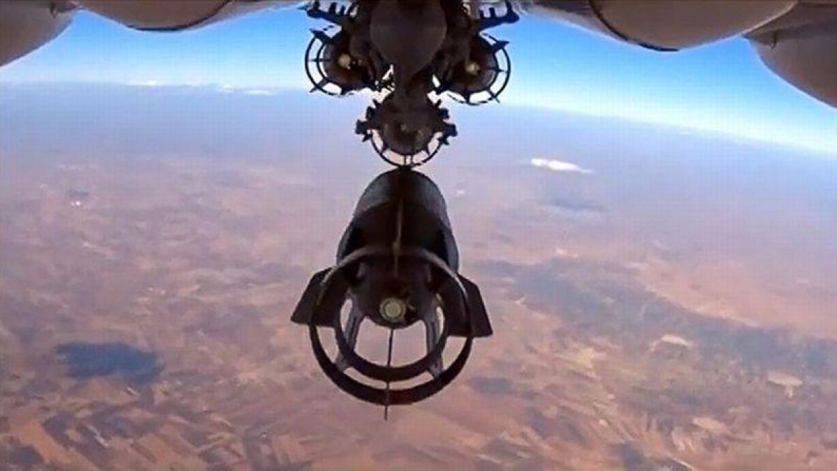 Avión ruso SU-24 lanzando una bomba sobre Siria.-MINISTERIO DE DEFENSA RUSO