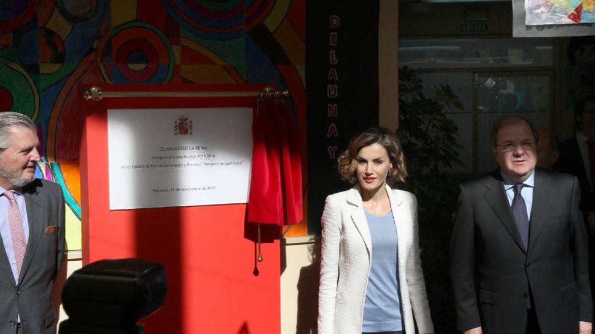 La Reina Letizia, con el presidente de la Junta, Juan Vicente Herrera (D) ,el ministro de educación, Íñigo Méndez de Vigo (I), en su visita al Colegio de Educación Infantil y Primaria Marqués de Santillana de la capital palentina donde preside la apertura-Ical
