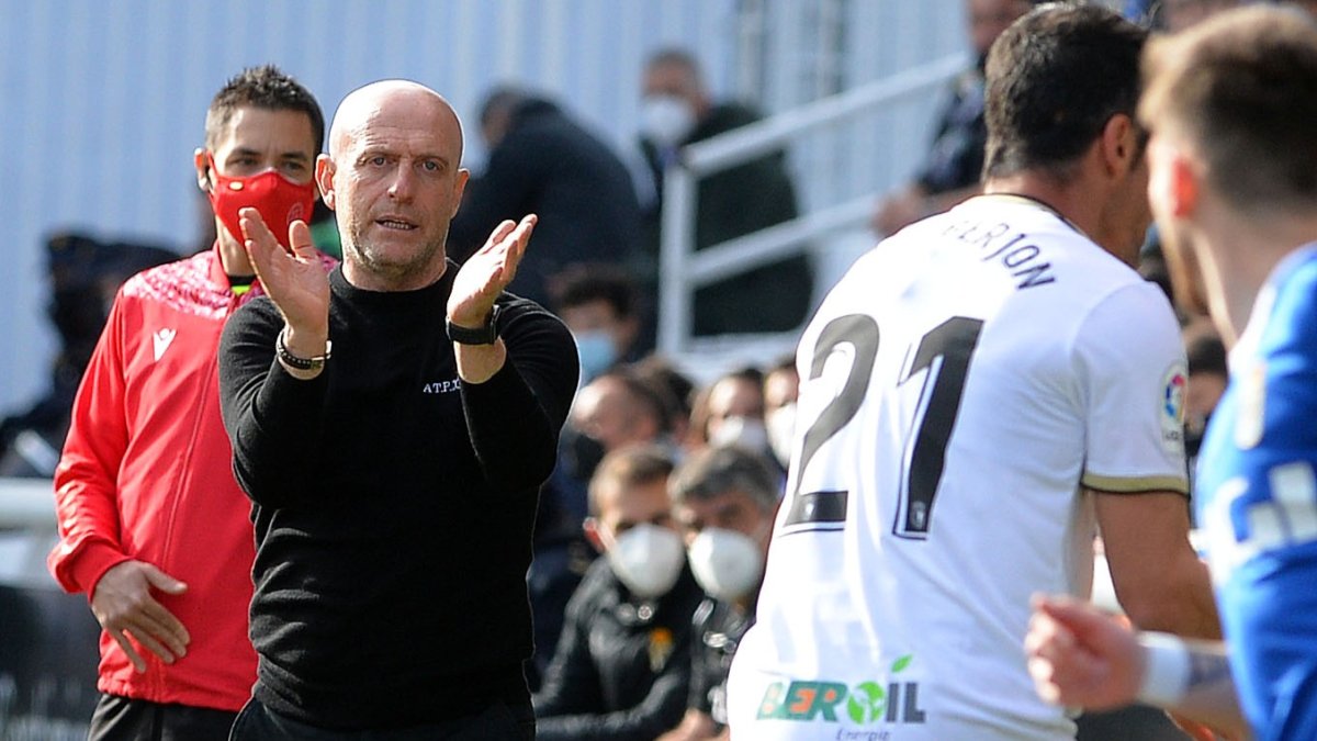 Calero felicita a sus jugadores, TOMÁS ALONSO