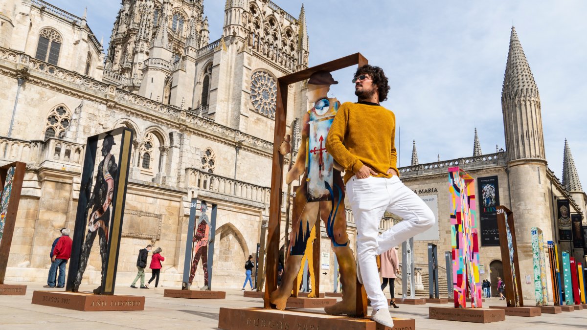 Carlo posa ante la Catedral de Burgos en una de las fotografías que se pueden encontrar en su cuenta de Instagram C.C.