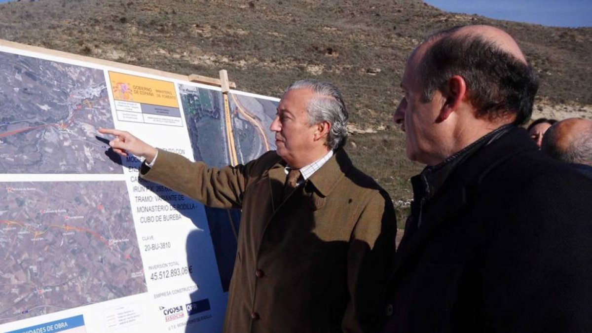 Julio Gómez Pomar durante su visita a las obras de acondicionamiento de la N-I entre la variante de Monasterio de Rodilla y Cubo de Bureba.-G. G.