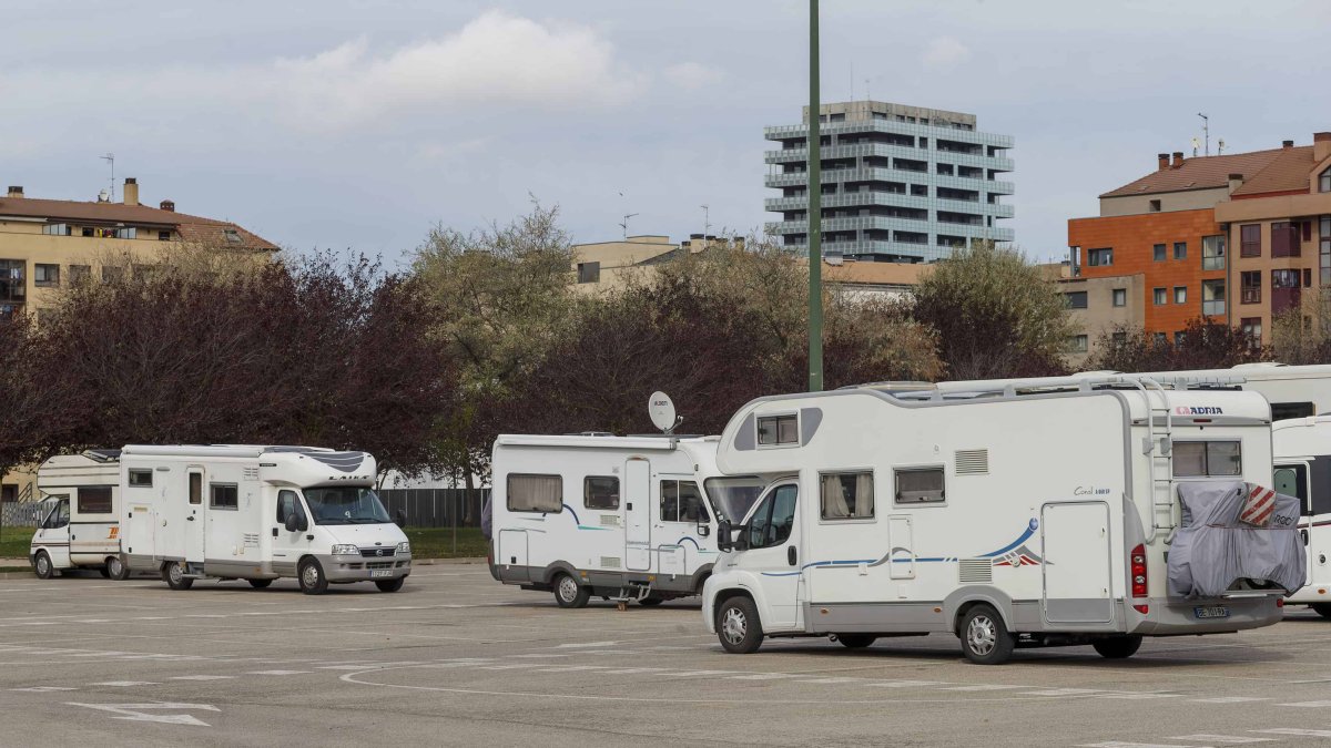 El uso como camping del disuasorio por quienes aparcan las caravanas es una de las quejas recurrentes.
