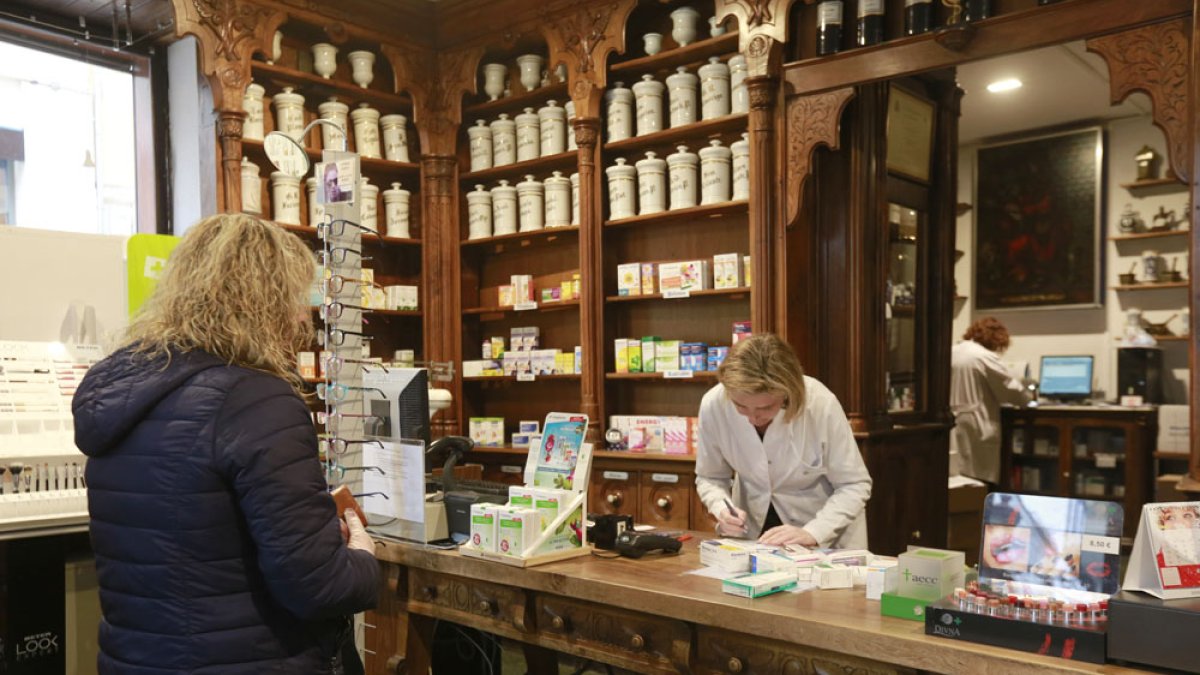 Una mujer compra en una farmacia. ISRAEL L. MURILLO