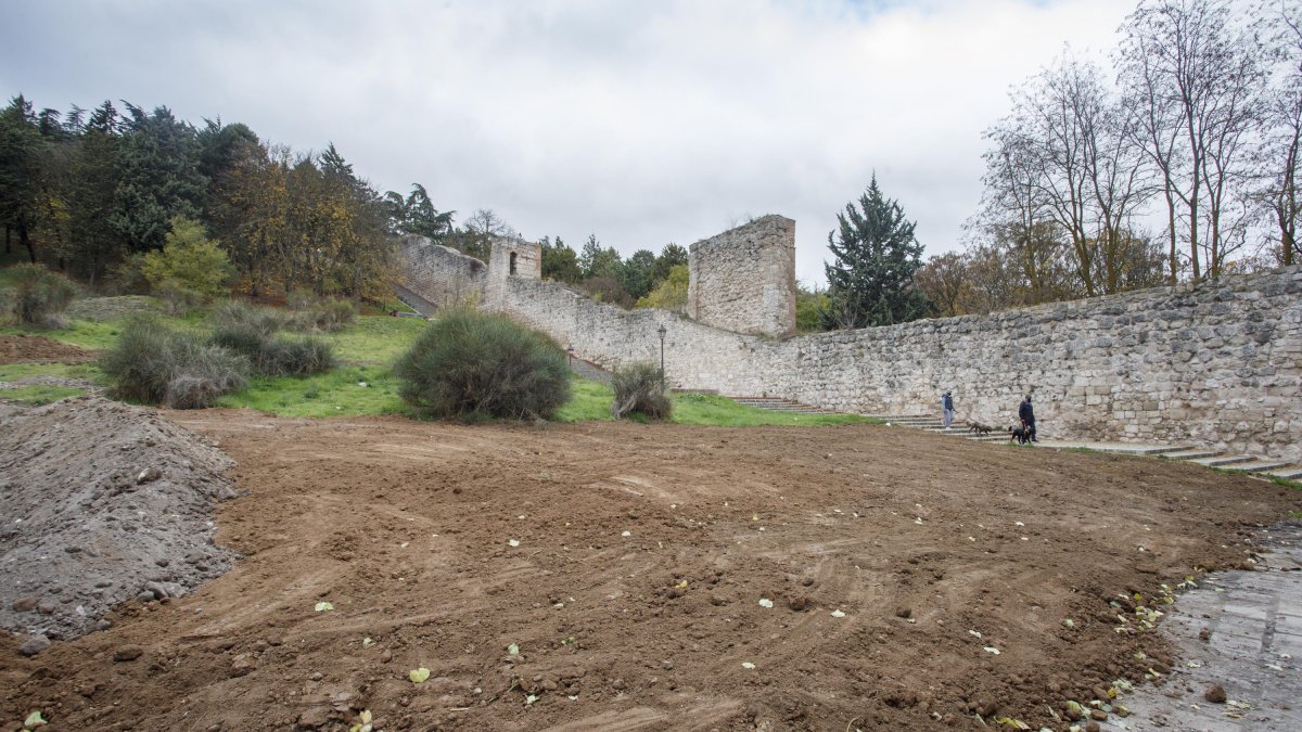 Talud levantado en el entorno de San Esteban para evitar el aparcamiento. SANTI OTERO