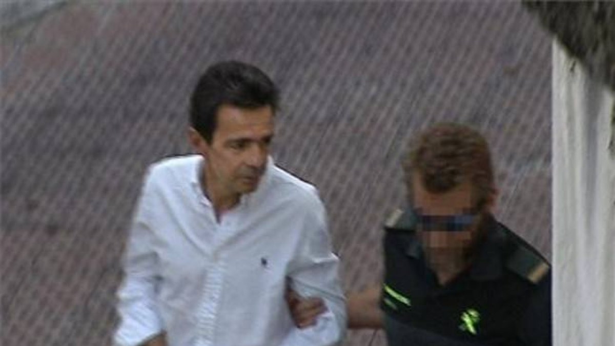 EFE  Alberto Portuondo, presunto testaferro de Rato a su llegada este jueves a los Juzgados de Plaza de Castilla en Madrid.-EFE