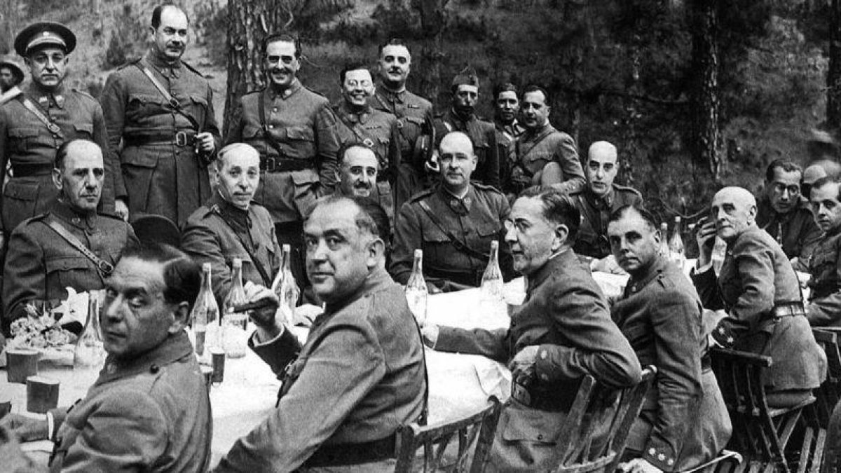 Comida celebrada a principios de julio de 1936 por los jefes y oficiales de las guarniciones de Canarias bajo la presidencia de Franco (en el centro de la imagen).-EL PERIÓDICO
