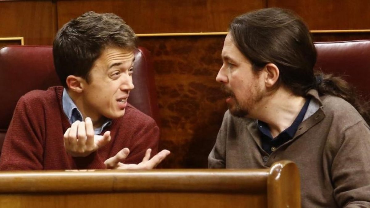 Pablo Iglesias e Íñigo Errejón discuten en el Congreso de los Diputados, en enero, los días previos a Vistalegre 2.-AGUSTÍN CATALÁN