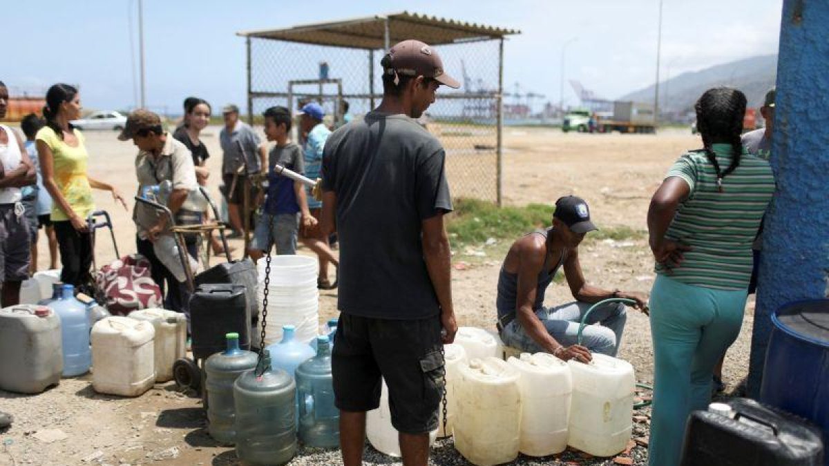 Los venezolanos tratando de conseguir agua potable.-REUTERS