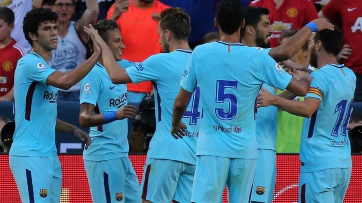 Los jugadores del Barça se felicitan tras el gol de Neymar con el que batieron al United en Washington.  Los jugadores del Barça se felicitan tras el gol de Neymar con el que batieron al United en Washington.-CARLOS BARRIA