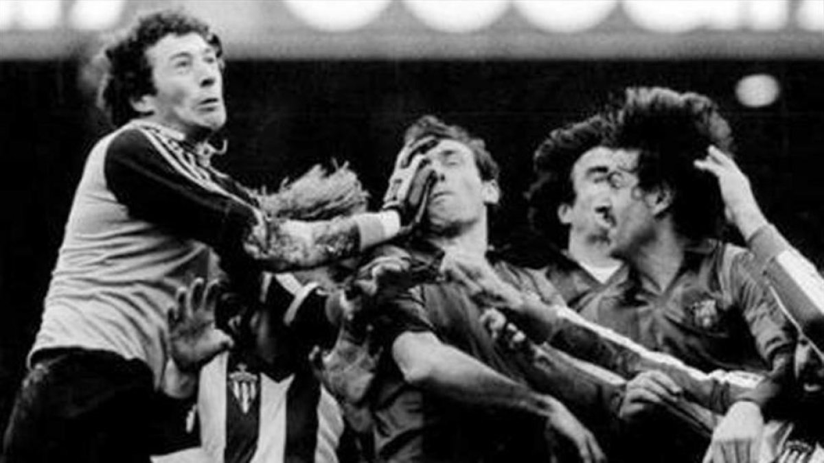 Jesús Castro defiende un ataque de su hermano Quini en un Barça-Sporting de los años 80.-EL PERIÓDICO