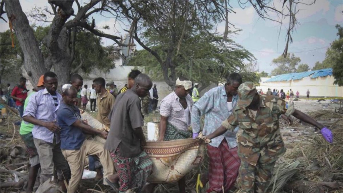 Un grupo de ciudadanos traslada a una de las víctimas del atentado de Mogadiscio, Somalia.-EFE / SAID YUSUF WARSAME