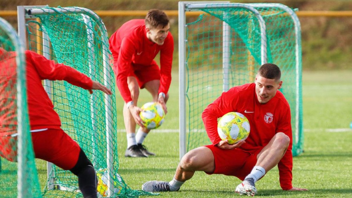 Robero Alarcón completa un ejercicio en el entrenamiento de ayer en el Sedano.-BURGOS CF