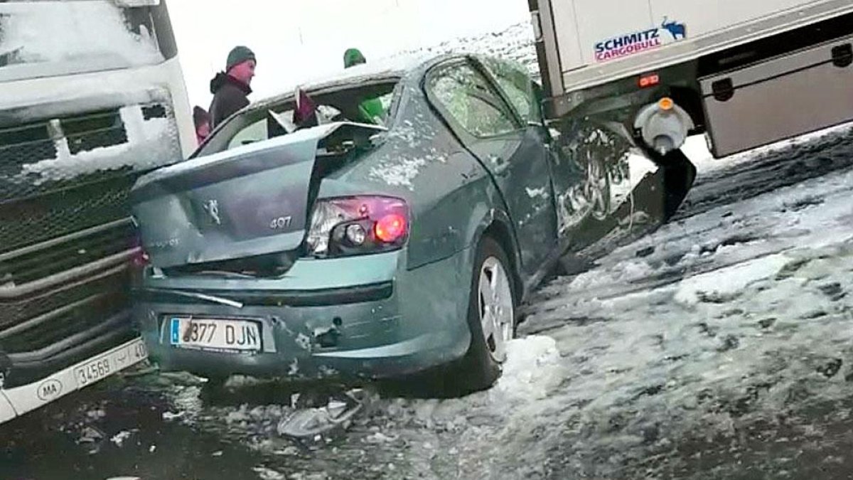 Imagen de un vehículo atrapado entre dos camiones tras el accidente en Zuñeda.-ECB